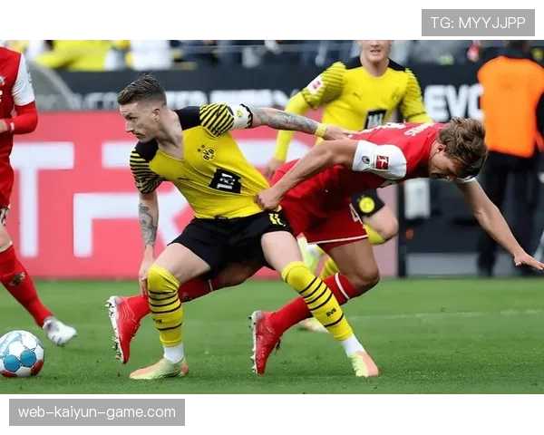 拜仁慕尼黑防线前提过高问题显现，近期防守被频繁击穿影响稳定性表现