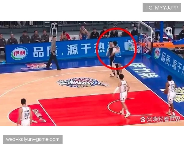 篮球球员犯规离场规则解析：累计犯规次数与强制离场判定